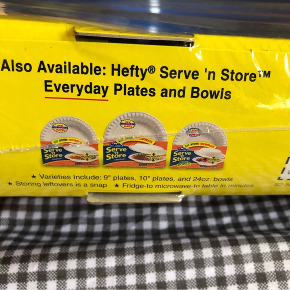 2 Packs of 15 Hefty Serve n Store 10.8” x 10” Plates (1 Red + 1 Blue) - Picture 9 of 15